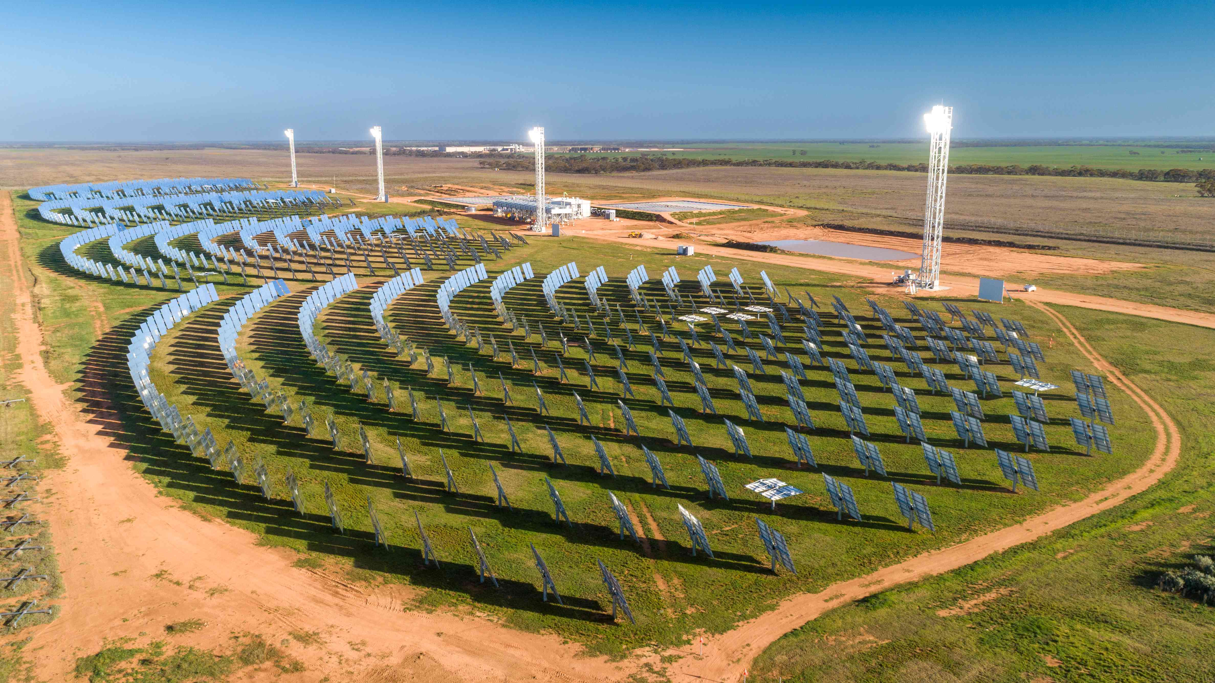 raygen-power-plant-carwarp-solar-fields-australia-c-raygen-l.jpg (935 KB)